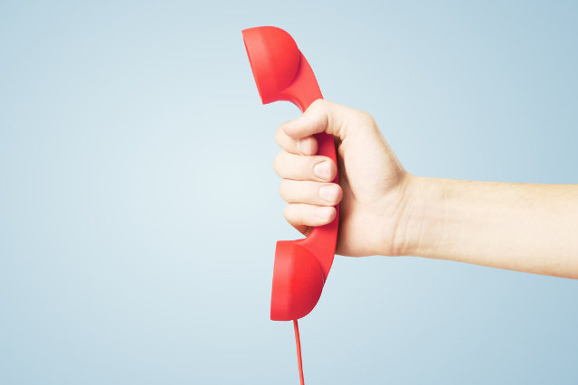 ein Telefonhörer wird von einer Hand weggehalten (Quelle: ©peshkova - stock.adobe.com) ein Telefonhörer wird von einer Hand weggehalten