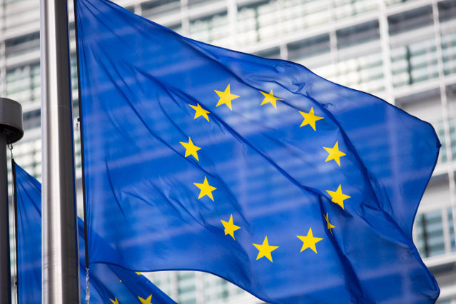es ist die EU-Flagge vor der Fassade des Berlaymont Gebäudes in Brüssel abgebildet
