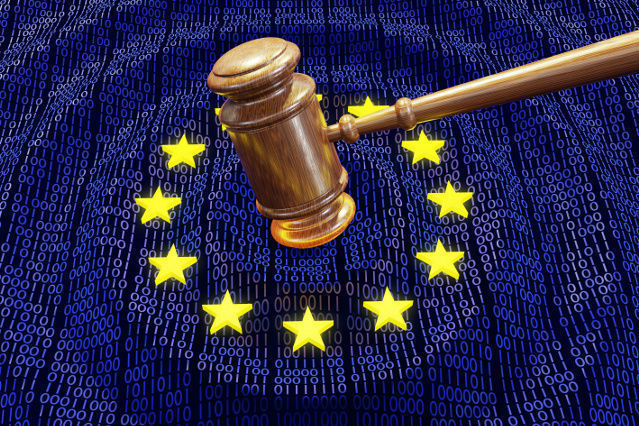 es ist die EU-Flagge mit dem Sternenkreis in digitalen Symbolen dargestellt und ein Gerichtshammer klopft mittig in den Sternenkreis (verweist auf: Praktische Auswirkungen der Rechtsprechung des EuGH auf den internationalen Datentransfer (Rechtssache C-311/18 „Schrems II“))