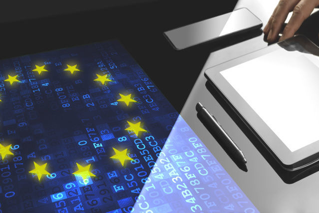 es ist ein Tablet und Stift vor einem Bildschirm mit der EU-Flagge abgebildet (verweist auf: Aufgaben der Zentralen Anlaufstelle (ZASt))