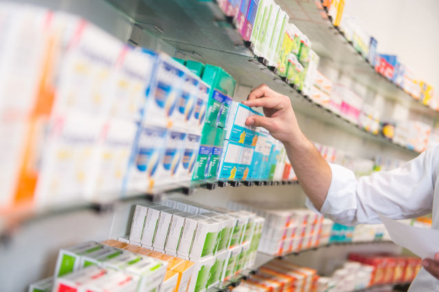 Medikamentenregal in einer Apotheke (Quelle: Adobe Stock) Medikamentenregal in einer Apotheke