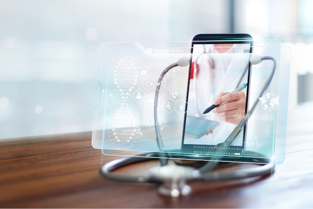 Arzt auf Smartphone, davor ein Stethoskop (Quelle: Adobe Stock/ipopba ) Arzt auf Smartphone, davor ein Stethoskop