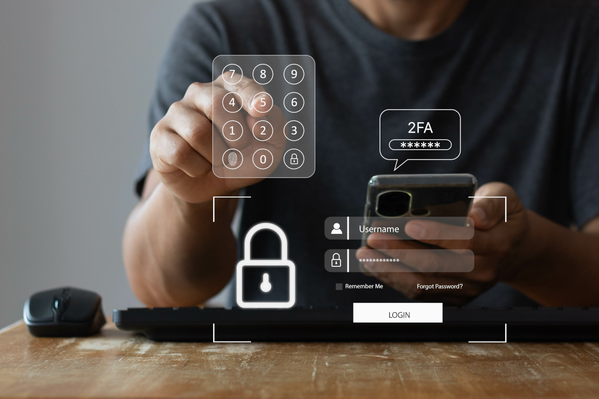 verweist auf: Authentifizierungsverfahren im digitalen Gesundheitswesen (Quelle: ©THAWEERAT-stock.adobe.com) eine Zahlentastatur, ein digitales Schloss, ein Benutzerlogin sowie 2FA sind vor einer Person mit einem Mobiletelefon eingeblendet (verweist auf: Authentifizierungsverfahren im digitalen Gesundheitswesen)