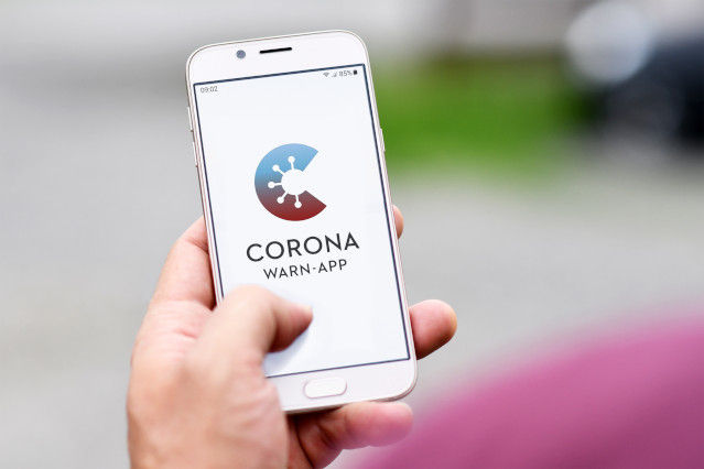 Nutzung der Corona-Warn-App auf einem Smartphone (verweist auf: Informationen zur Corona-Warn-App)