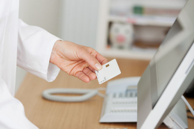 es ist eine Gesundheitskarte vor einem Computer abgebildet. (Quelle: ©contrastwerkstatt - stock.adobe.com) es ist eine Gesundheitskarte vor einem Computer abgebildet.