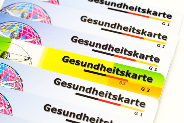 verschiedene Gesundheitskarten liegen übereinander (Quelle: ©blende11.photo - stock.adobe.com) verschiedene Gesundheitskarten liegen übereinander