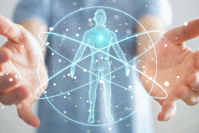 zwischen zwei Händen ist eine digitale Menschenfigur und darum sind digitale Kreise (Quelle: ©sdecoret - stock.adobe.com) zwischen zwei Händen ist eine digitale Menschenfigur und darum sind digitale Kreise