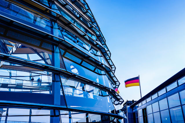 es ist ein Teil der Bundestags Glaskuppel abgebildet