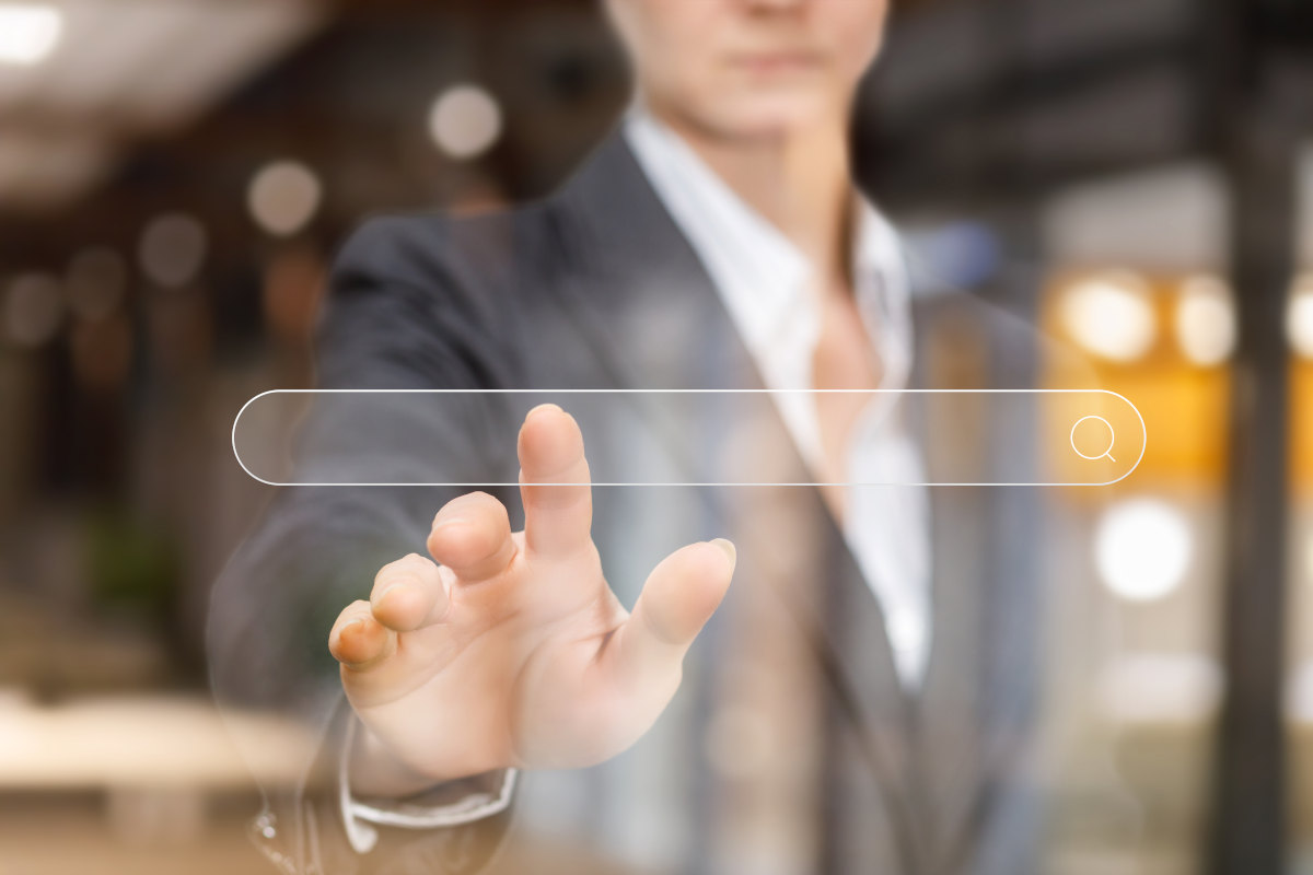 verweist auf: Internetrecherchen durch die deutschen In- und Auslandsnachrichtendienste (Quelle: Getty/Natali_Mis) Frau klickt auf Suchfunktion (verweist auf: Internetrecherchen durch die deutschen In- und Auslandsnachrichtendienste)