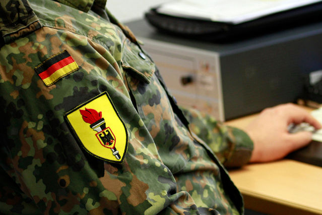 verweist auf: Das Bundesamt für den Militärischen Abschirmdienst (Quelle: Bundeswehr) es ist der Ärmel eines Soldaten mit dem Wappen des Militärischen Abschirmdienstes abgebildet (verweist auf: Das Bundesamt für den Militärischen Abschirmdienst)