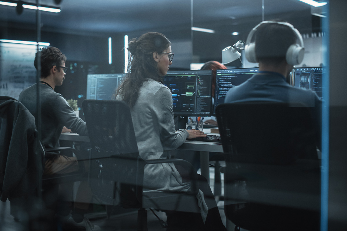 verweist auf: Allgemeine Informationen zum Thema Datenschutz bei den Nachrichtendiensten (Quelle: ©Gorodenkoff - stock.adobe.com) Personen arbeiten an Bildschirme (verweist auf: Allgemeine Informationen zum Thema Datenschutz bei den Nachrichtendiensten)