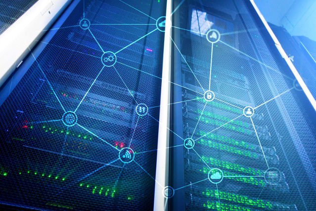 verweist auf: Telekommunikationsüberwachung in Deutschland (Quelle: ©Funtap - stock.adobe.com) miteinander verbundene digitale Symbole sind vor einem Serverschrank abgebildet (verweist auf: Telekommunikationsüberwachung in Deutschland)
