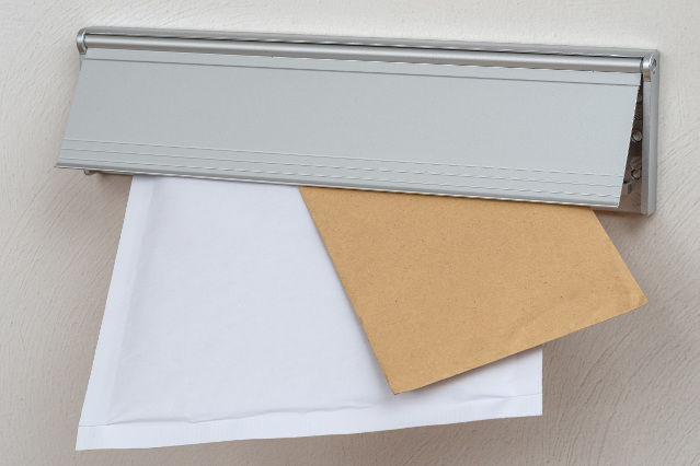 verweist auf: Postgeheimnis (§ 64 Postgesetz) (Quelle: ©Boris Zerwann-stock.adobe.com) Briefkastenschlitz mit zwei Briefen die zur Hälfte herausragen (verweist auf: Postgeheimnis (§ 64 Postgesetz))