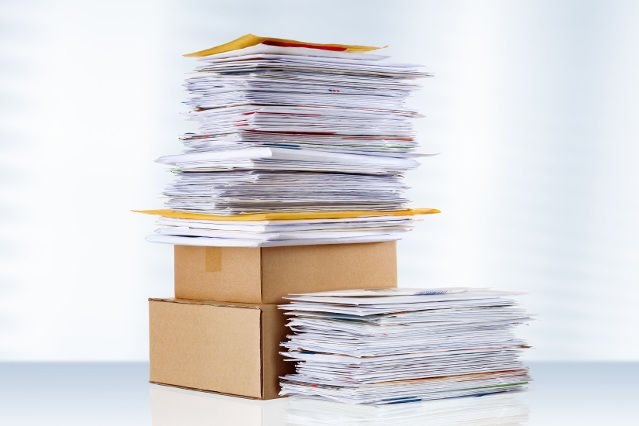 verweist auf: FAQ Brief und Paket (Quelle: ©Ruediger Nasse-stock.adobe.com) zwei Pakete und viele verschieden große Briefe sind übereinander gestapelt (verweist auf: FAQ Brief und Paket)