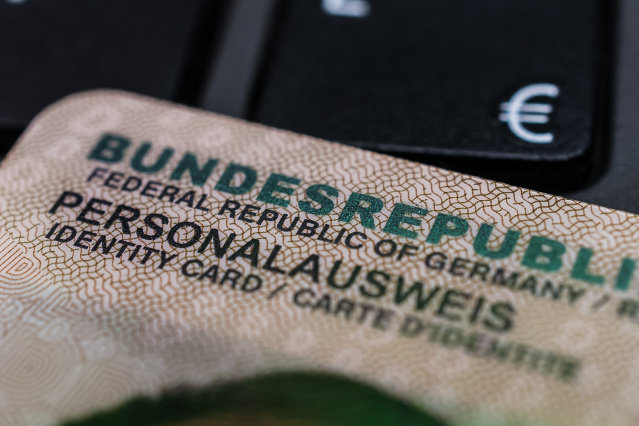 vom linken oberen Teil eines Personalausweises  ist die Aufschrift "Bundesrepublik" und "Personalausweis" sichtbar