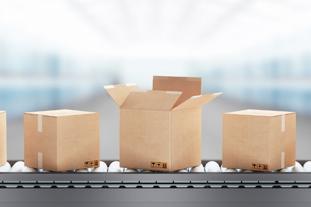 verweist auf: Öffnung von Postsendungen (Quelle: ©Aldeca Productions - stock.adobe.com) drei Pakete auf einem Band, bei dem mittleren Paket ist der Deckel geöffnet (verweist auf: Öffnung von Postsendungen)