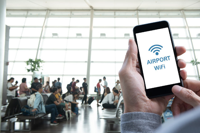 es ist ein Handy mit Airport WiFi auf dem Bildschirm abgebildet (verweist auf: Funknetze (WLAN) im täglichen Einsatz, immer ein Risiko?)