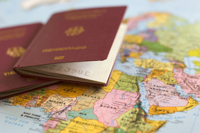 verweist auf: Das Visa-Informationssystem (Quelle: ©Mikel Wohlschlegel - stock.adobe.com) es liegen zwei Reisepässe auf einer Weltkarte (verweist auf: Das Visa-Informationssystem)