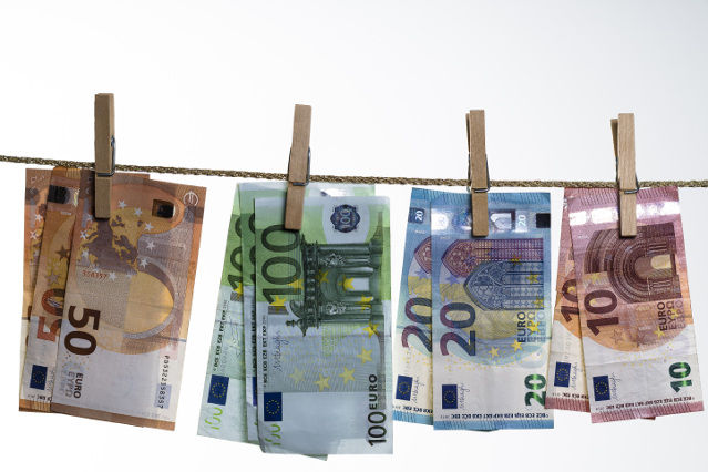 verschiedene Geldscheine sind mit einer Wäscheklammer an einer Leine aufgehängt (Quelle: © Kurt Schindler - stock.adobe.com) verschiedene Geldscheine sind mit einer Wäscheklammer an einer Leine aufgehängt