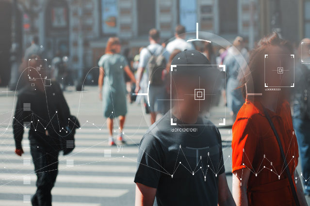 verweist auf: Videoüberwachung (Quelle: ©Alexander - stock.adobe.com) es sind viele Personen im öffentlichen Raum und bei vier Personen wurde das Gesicht durch ein Rechteck gekennzeichnet das die Gesichtserkennung darstellt (verweist auf: Videoüberwachung)