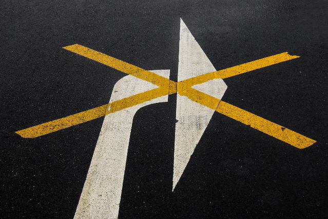 es ist ein großer weißer Rechtsabbiegepfeil, der mit zwei gelben Balken durchgestrichen ist, abgebildet (Quelle: ©de.photographie - stock.adobe.com) es ist ein großer weißer Rechtsabbiegepfeil, der mit zwei gelben Balken durchgestrichen ist, abgebildet