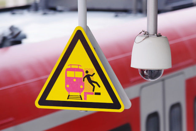Überwachung eines Bahnsteigs mit Hilfe einer Kamera (verweist auf: Videoüberwachung an Bahnhöfen und weiteren Orten)