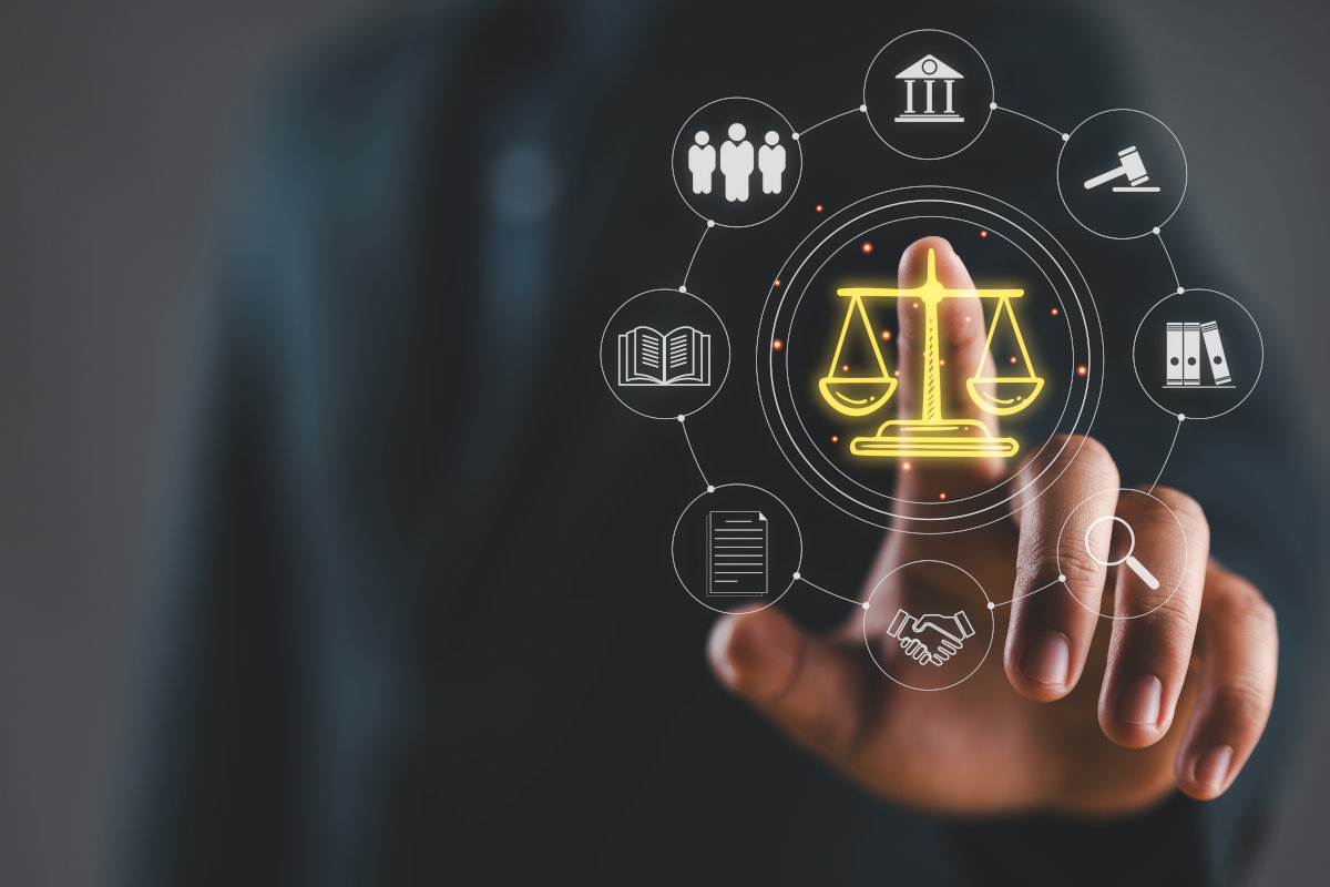 Digitales Waage-Symbol wird von einer Person geklickt (Quelle: Adobe Stock) Digitales Waage-Symbol wird von einer Person geklickt