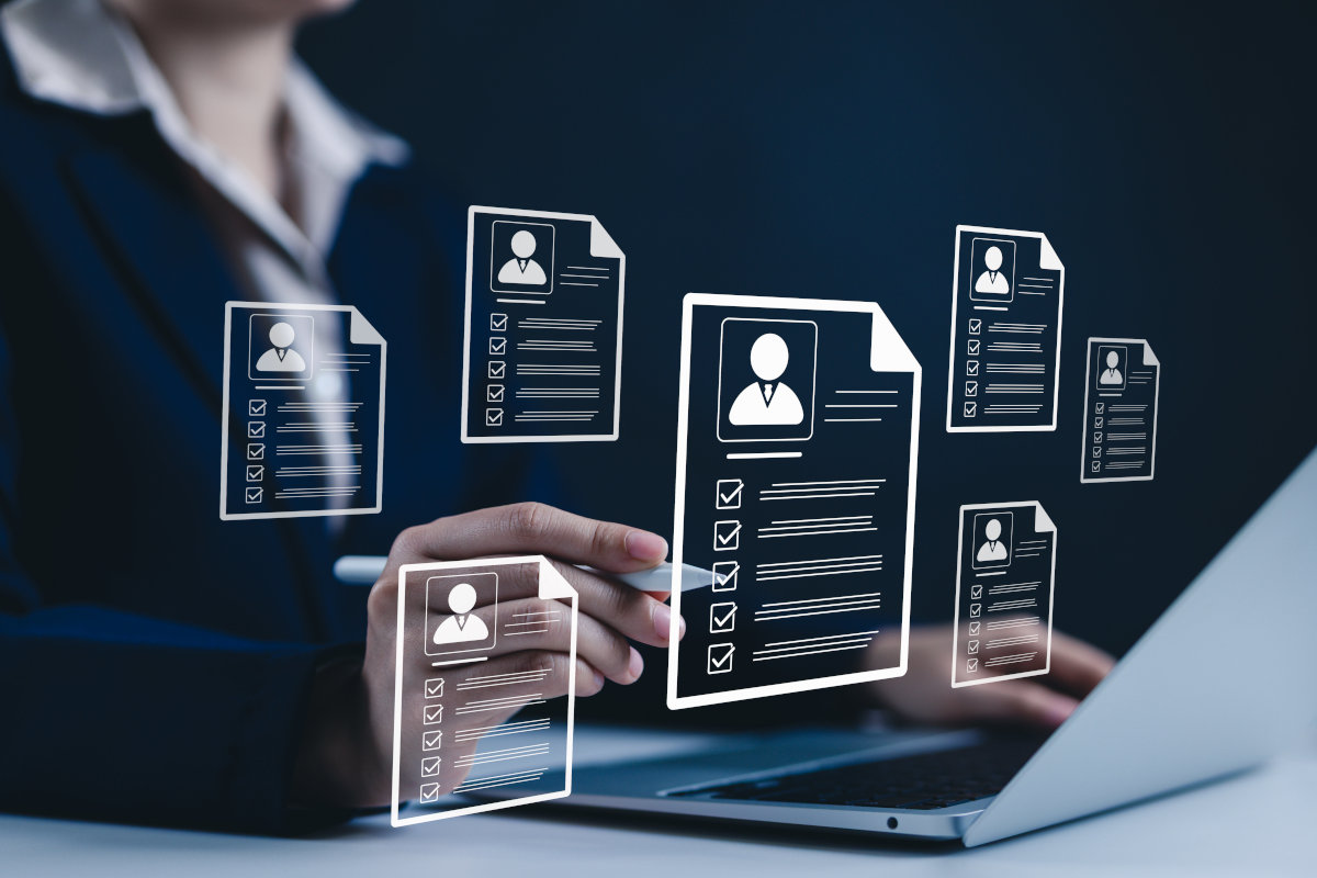 verweist auf: Kontrollen bei Behörden im Bereich Sicherheit: Vorgehen und Ergebnisse (Quelle: © Sandwish - stock.adobe.com) es gibt sieben schwebende digitale Dokumente und das mittlere Dokument wird von einer Frau mit einem Stift in der Hand angetippt (verweist auf: Kontrollen bei Behörden im Bereich Sicherheit: Vorgehen und Ergebnisse) (Bild hat eine Langbeschreibung)