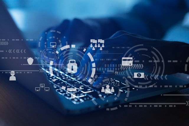 Hände sind auf einer Laptoptastatur und darüber schwebt ein digitales Schloss und digitale Symbole (Quelle: ©Chainarong Prasertthai via Getty Images ) Hände sind auf einer Laptoptastatur und darüber schwebt ein digitales Schloss und digitale Symbole
