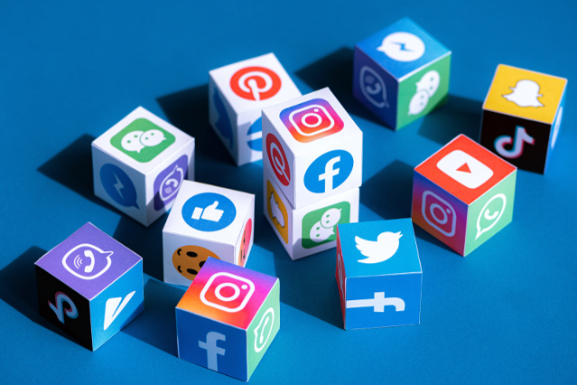 es sind 11 bunte Würfel mit verschiedenen SocialMedia Symbolen abgebildet (verweist auf: Datenschutz in sozialen Netzwerken)
