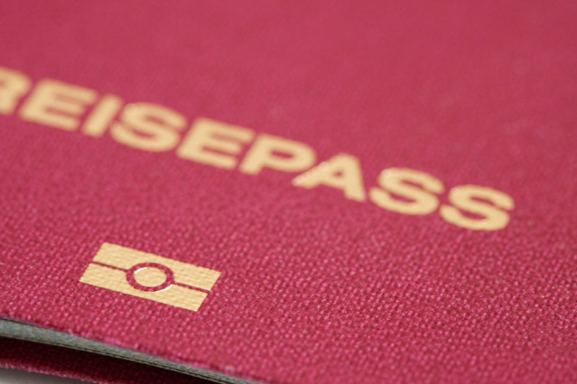 verweist auf: EASYPASS (Quelle: ©Strattner via Getty Images) Deutscher Reisepassausschnitt mit dem Symbol für elektronisch lesbar  (verweist auf: EASYPASS)