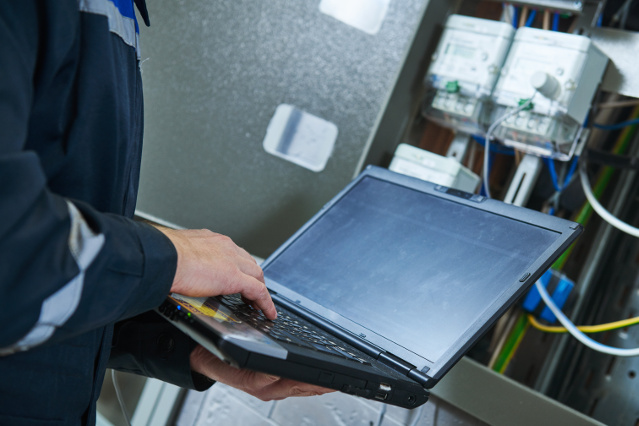 es ist ein Stromkasten, an dem ein Laptop, angeschlossen ist, abgebildet (Quelle: ©Kadmy - stock.adobe.com) es ist ein Stromkasten, an dem ein Laptop, angeschlossen ist, abgebildet