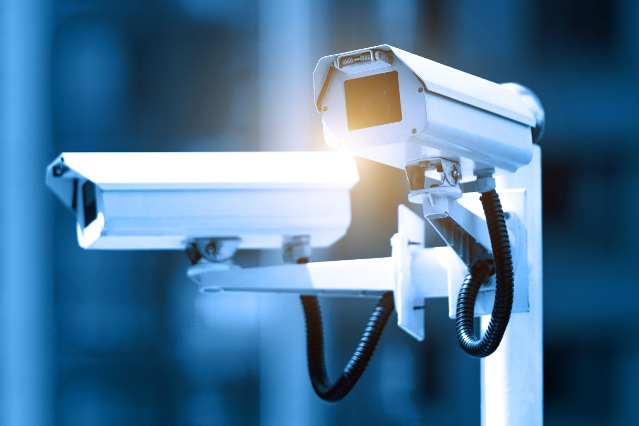 zwei Videokameras an Stange filmen in verschiedene Richtungen (Quelle: ©忆江 - stock.adobe.com) zwei Videokameras an Stange filmen in verschiedene Richtungen