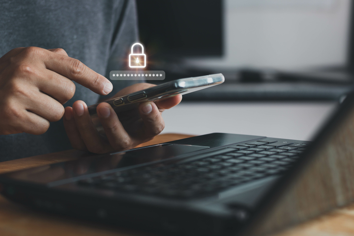 Smartphone wird zur Authentifizierung bei Nutzung eines Laptops genutzt. (Quelle: ©THAWEERAT-stock.adobe.com) Smartphone wird zur Authentifizierung bei Nutzung eines Laptops genutzt.