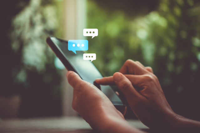 verweist auf: Datenschutzbeauftragte fordern Nein der Bundesregierung zur Chatkontrolle (Quelle: ©ant - stock.adobe.com) Smartphone auf dem Nachrichten ausgetauscht werden (verweist auf: Datenschutzbeauftragte fordern Nein der Bundesregierung zur Chatkontrolle)
