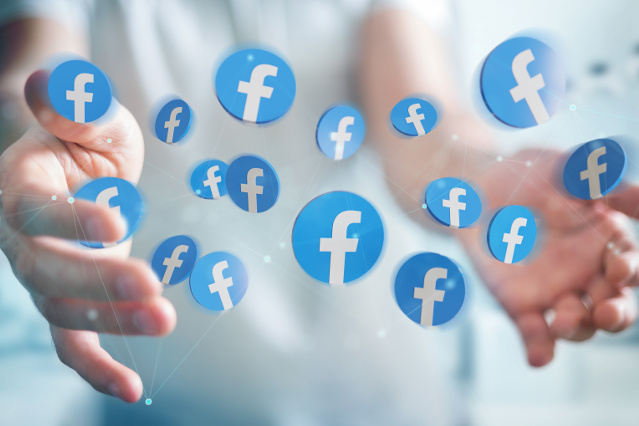 viele Facebooksymbole schweben zwischen zwei Händen (Source: ©sdecoret - stock.adobe.com) viele Facebooksymbole schweben zwischen zwei Händen