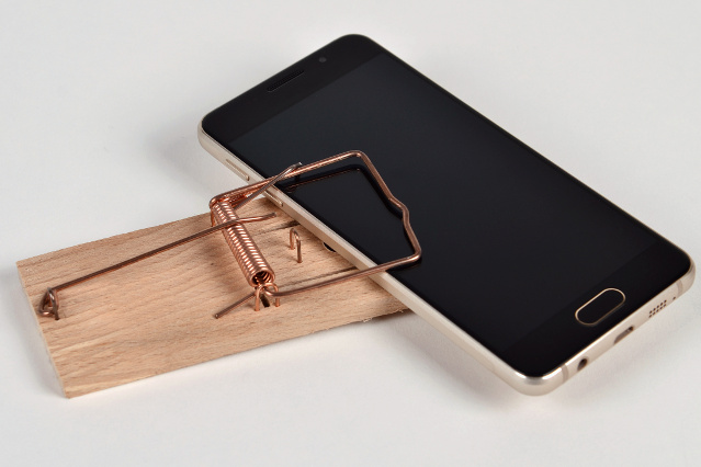 in einer Mausefalle klemmt ein Handy (Quelle: ©photo 5000  - stock.adobe.com ) in einer Mausefalle klemmt ein Handy