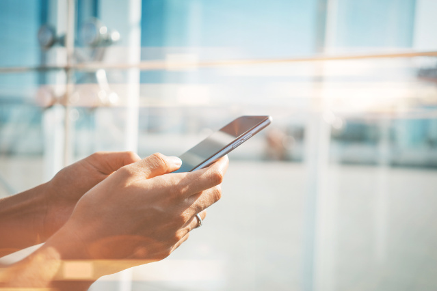 ein Handy wird von zwei Händen gehalten (Quelle: ©SFIO CRACHO - stock.adobe.com) ein Handy wird von zwei Händen gehalten