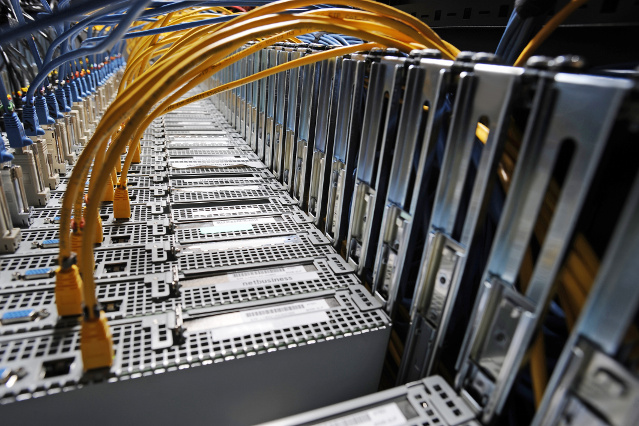 es sind die Metallkörper von vielen Servern mit eingesteckten Kabeln abgebildet (verweist auf: Vorratsdatenspeicherung)