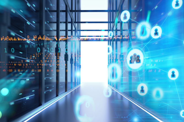 es ist ein Serverraum mit digitalen Symbolen und digitalen Personensymbolen abgebildet (Quelle: ©monsitj - stock.adobe.com) es ist ein Serverraum mit digitalen Symbolen und digitalen Personensymbolen abgebildet