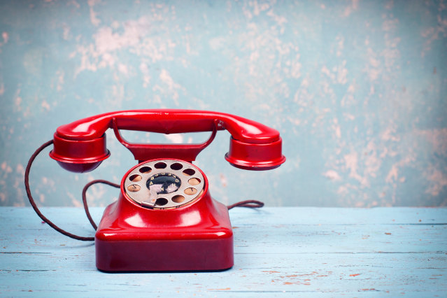 Telefon mit Wählscheibe (Quelle: Adobe Stock/Jenny Sturm) Telefon mit Wählscheibe