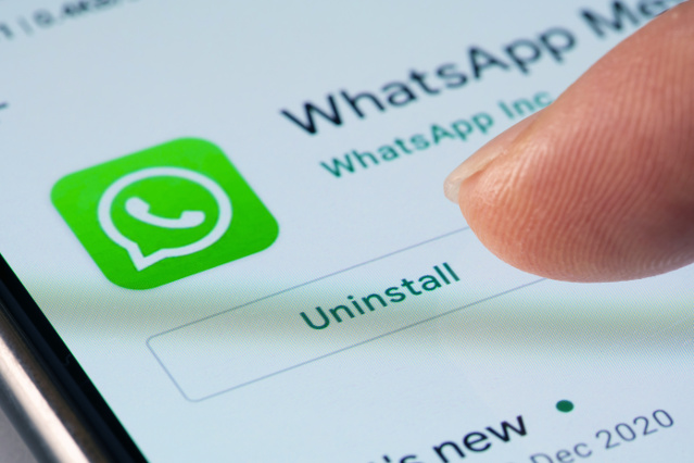 es ist ein Teil der Whatsapp Downloadmaske mit dem Button unistall, auf den ein Finger zeigt, abgebildet (verweist auf: Nutzung von WhatsApp durch Bundesbehörden)