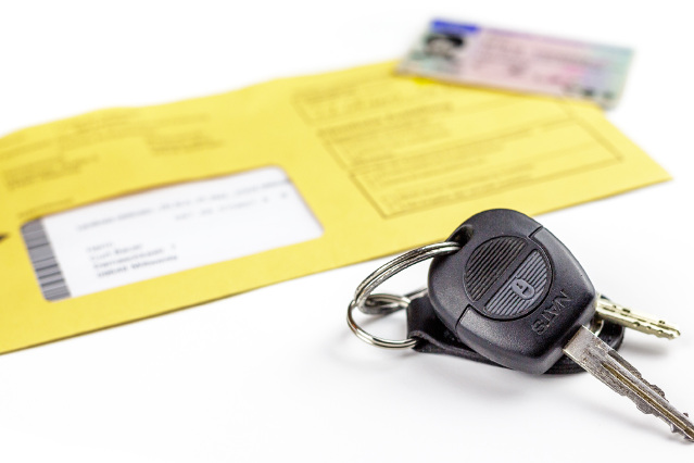 es sind Autoschlüssel und links daneben ein gelber Umschlag sowie rechts oben ein Personalausweis abgebildet (verweist auf: Übermittlung von Fahrzeug- und Halterdaten durch das Kraftfahrt-Bundesamt (KBA))