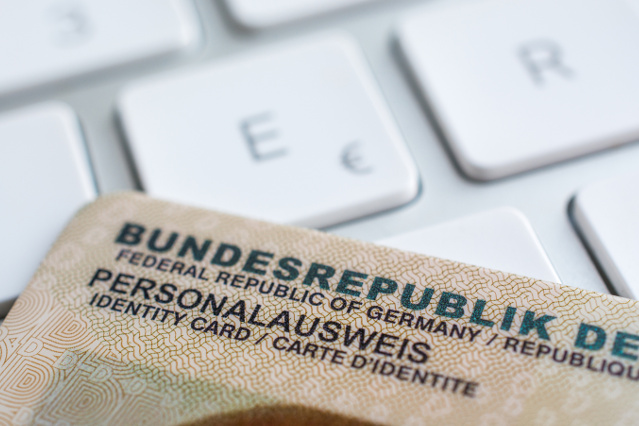 der linke obere Teil eines Personalausweises liegt auf einer PC Tastatur (Quelle: ©Mario Hoesel - stock.adobe.com) der linke obere Teil eines Personalausweises liegt auf einer PC Tastatur