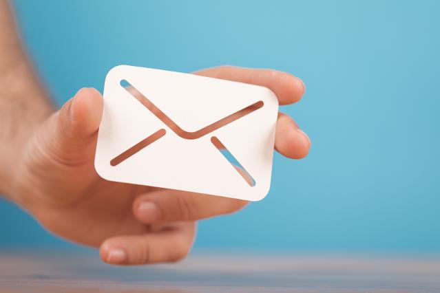 grafisches Briefsymbol wird von einer Hand gehalten (Quelle: ©Vegefox - stock.adobe.com) grafisches Briefsymbol wird von einer Hand gehalten