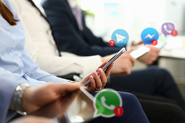 Personen nutzen Messengerdienste auf ihrem Smartphone (Quelle: ©H_Ko - stock.adobe.com ) Personen nutzen Messengerdienste auf ihrem Smartphone