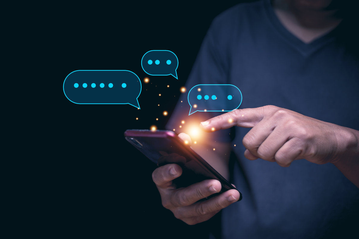 Person nutzt einen Messenger auf einem Smartphone (Quelle: Adobe Stock) Person nutzt einen Messenger auf einem Smartphone