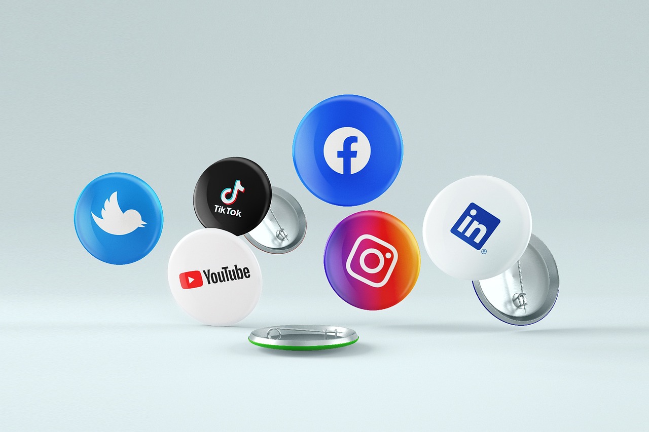 schwebende Buttons auf denen die Logos von Messengerdiensten stehen (Quelle: ©BiljaST- pixabay) schwebende Buttons auf denen die Logos von Messengerdiensten stehen