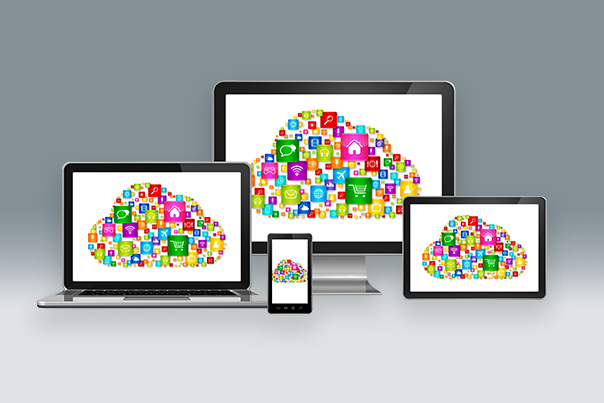 Bildschirme von PC, Laptop, Table und Handy auf denen verschiedene Apps in wolkenform abgebildet sind